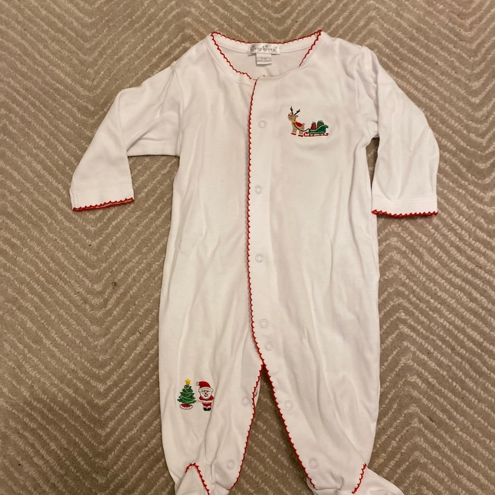 EUC. Kissy Kissy Christmas pajamas. Size 3-6 mon.